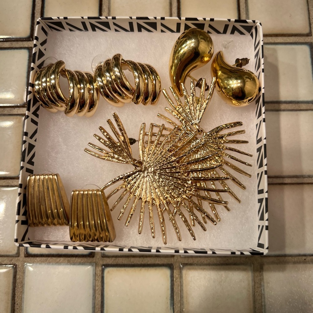4 pairs of Elegant Gold Women's earrings